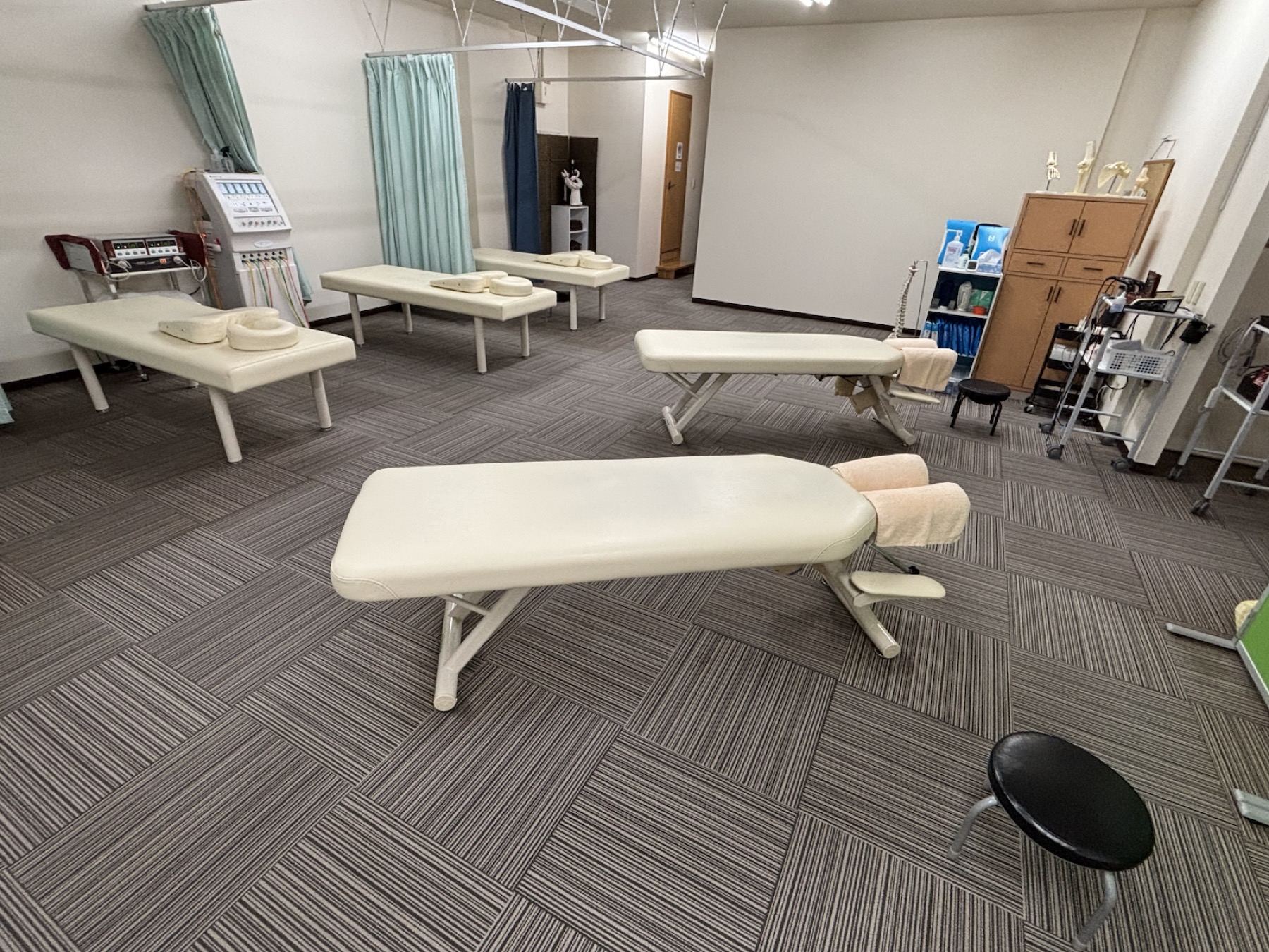 さく整骨院の施術ベッドと院内設備